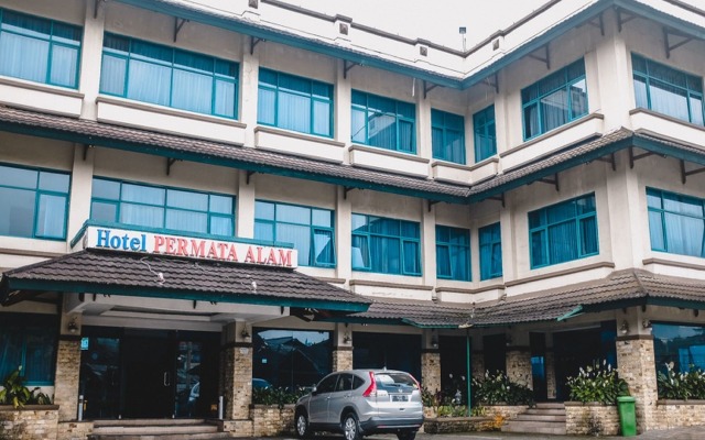 RedDoorz Plus near Taman Safari Indonesia