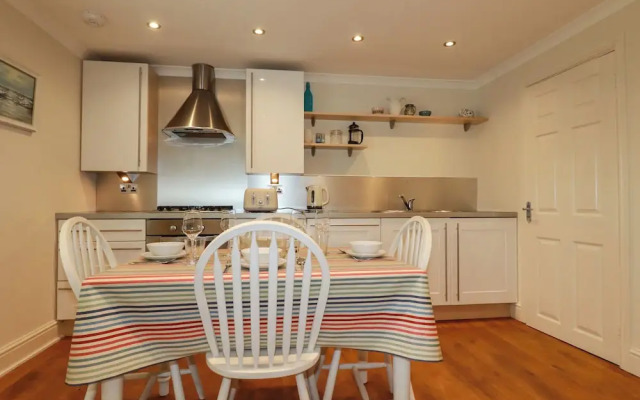 6 Trelawney Court