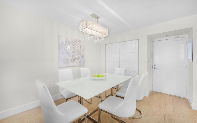 Inviting Condo on Beach With Pool and Tennis Courts