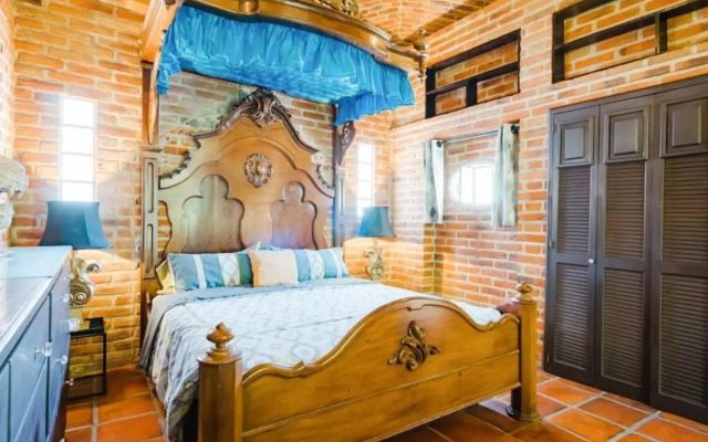 Be a Diva in the Queen's Suite at Inn Ajijic