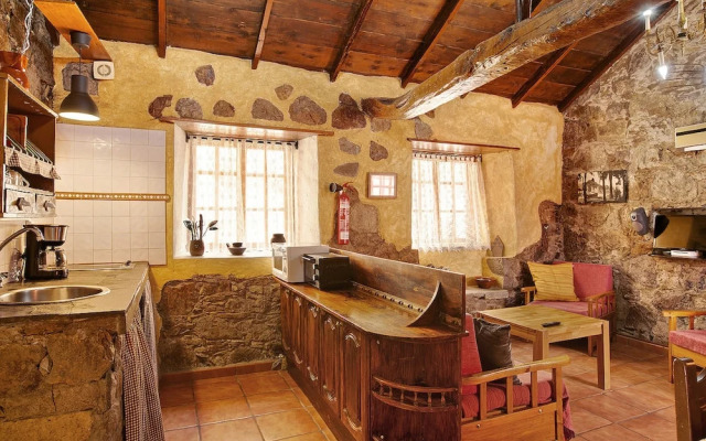 House Sleeps6-parking-garden-pool in Summer-pet