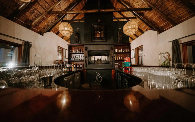 Hlosi Game Lodge - Amakhala Game Reserve