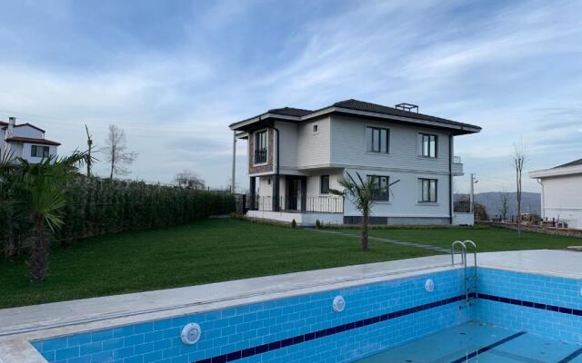 Villa Vadi-Isıtmalı havuzlu-Şömineli-Kış bahçeli-Tamamen Müstakil