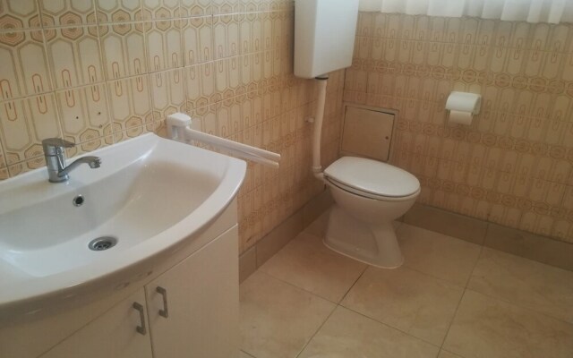 Sunny Apartment with private parking