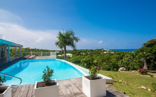 Exclusive Terres Basses Location, Full AC, Salt Water Pool, Wifi, Short Drive to the Beach!