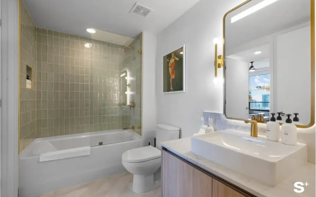 Downtown Haven Sleek 1-BR with Vistas