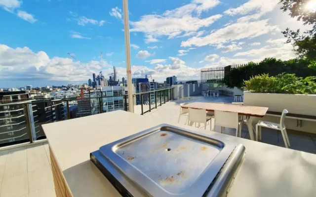 2BR Food Drink Hub Pool 2 Cars Gym Rooftop