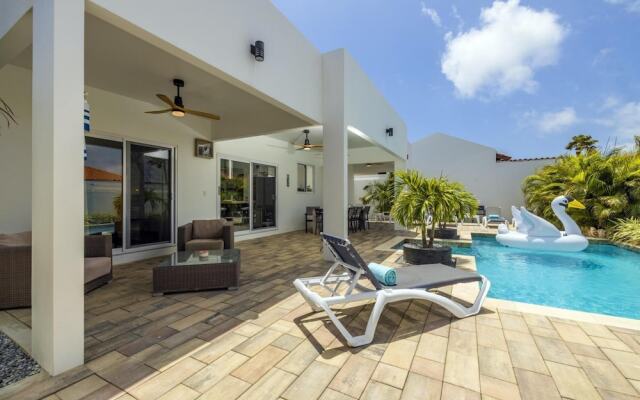 NEW Modern 4BR 4 5BA w Pool Outdoor Dining