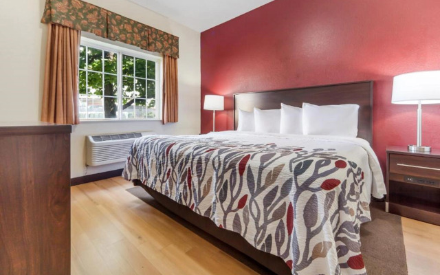 Red Roof Inn & Suites Omaha - Council Bluffs