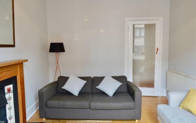Modern 2 Bedroom Dalry Apartment