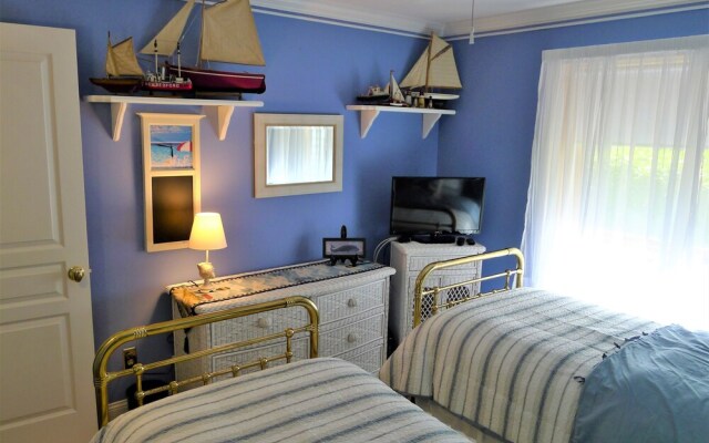 112 Chilton - 2 Bedroom Condo