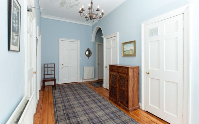 Spacious, Elegant 4BR New Town Flat For 9