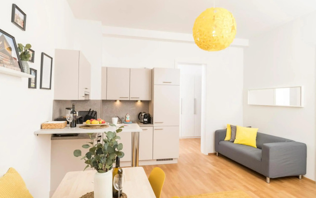 Prater Balcony Suite by ichbucheAT