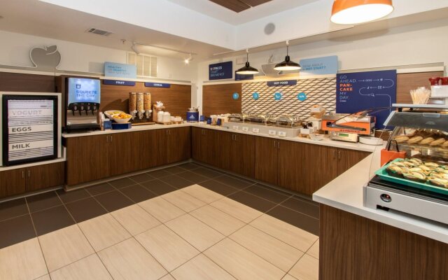 Holiday Inn Express Hotel & Suites Roseville-Galleria Area by IHG