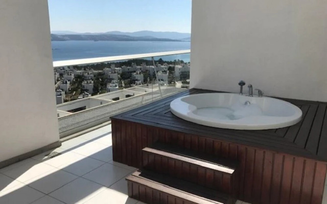 2 Bed Penthouse Apartment With Stunning Sea View