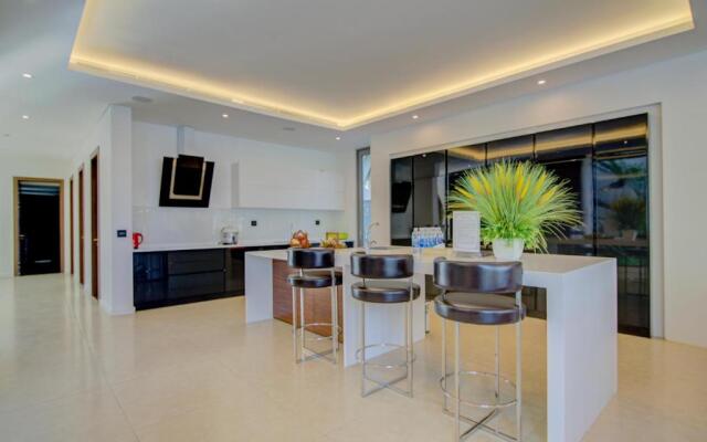 Five Stars 5 Bedrooms And 1 Movie Room Beachfront