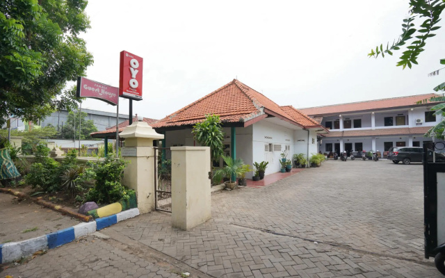 OYO 2003 Female Guest House