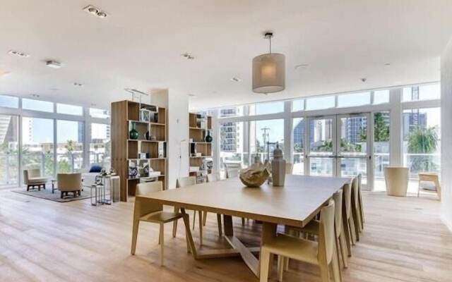 914 Tiffany House 1 Bedroom Condo by RedAwning