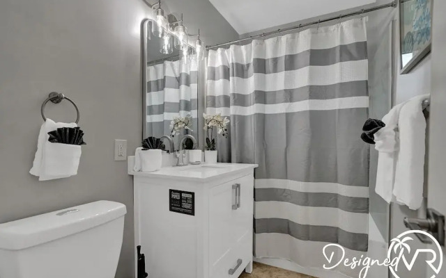 Modern Chic 7-BR with Pool & Gameroom