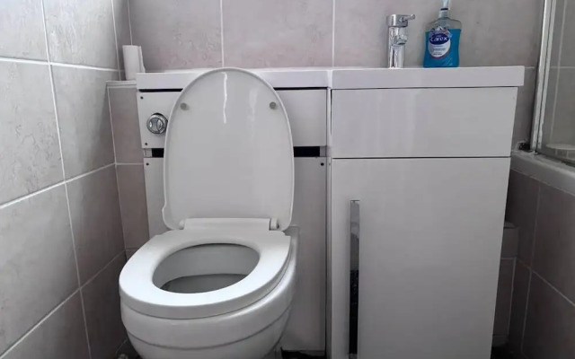 Spacious 2-bed Apartment in Hornchurch