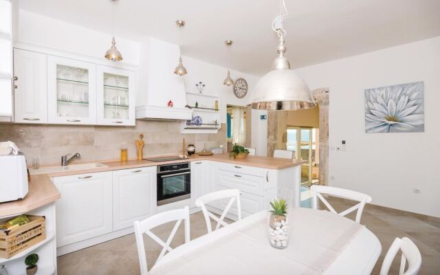 Nice Home in Brsecine With Wifi and 3 Bedrooms