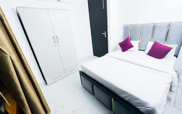 Roomshala 160 Hotel Red