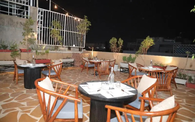Divik Aparthotel, Bhopal