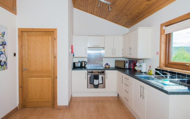 Douglas Fir Lodge With Hot Tub Near Cupar, Fife