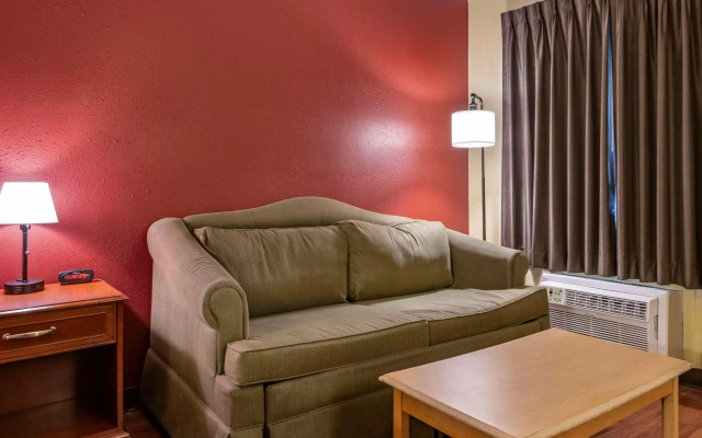 Econo Lodge Inn & Suites Maingate Central