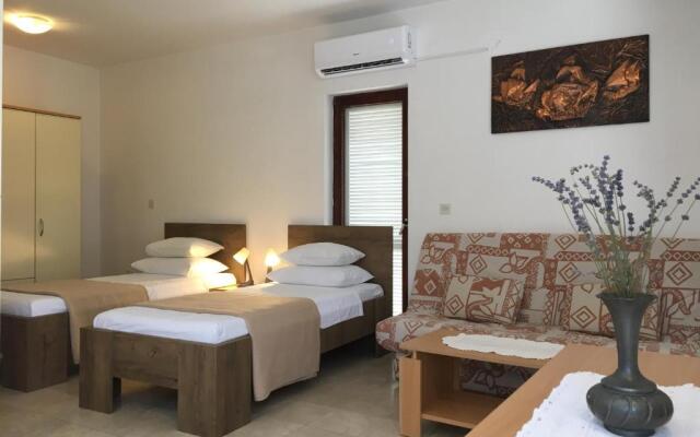 Private studio apartment with a garden and a terrace