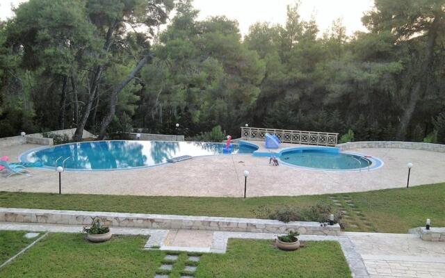 Sea view 4 bedroom house with pool and garden