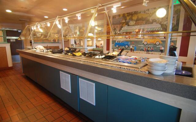 Econo Lodge Inn & Suites