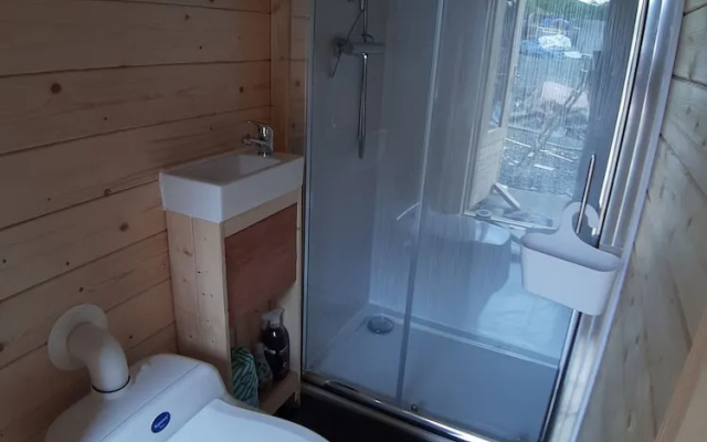 Off Grid Cabin Sleeps 2, Pets Ok, 20 min to Dunoon