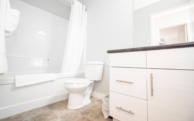 Luxurious 3 Bedroom Townhouse Free Parking and Wifi