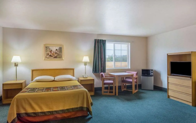 Super 8 Hamilton
