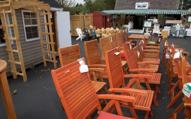 Holiday Hill Inn & Suites