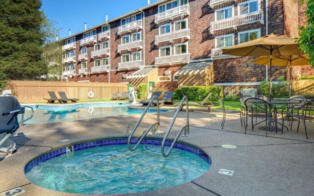 Lake Natoma Inn