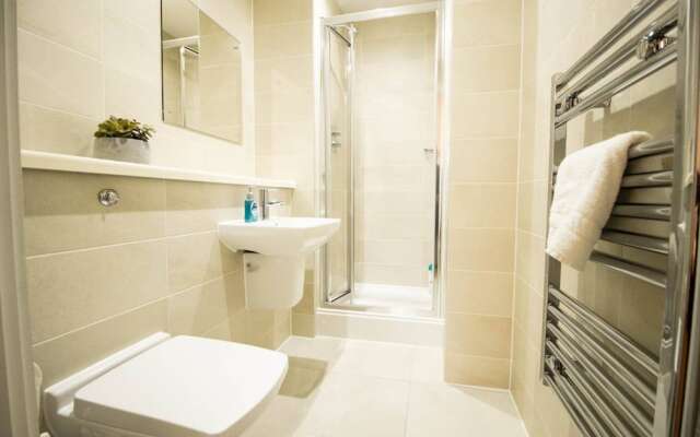 Large And Modern 2 Bedroom Flat With City Views