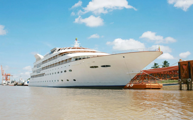 Vintage Luxury Yacht Hotel