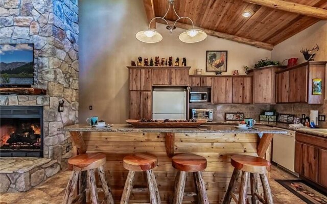 Cozy Knotty and Nice - Four Bedroom Cabin