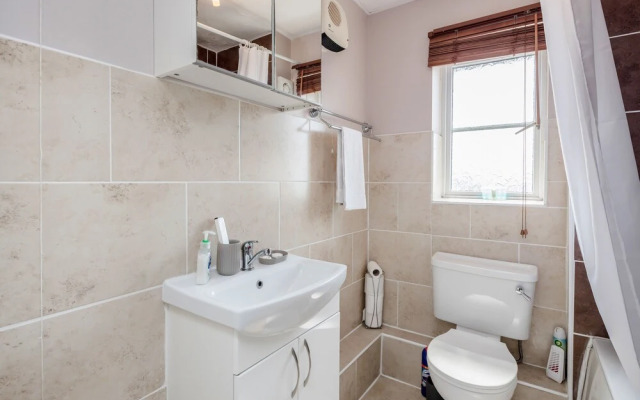 Captivating 3-bed Apartment in Grays
