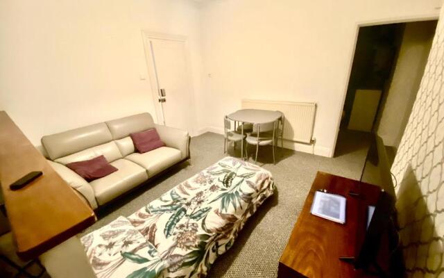 The Walnut Suite lovely one bedroom flat in Stoke.