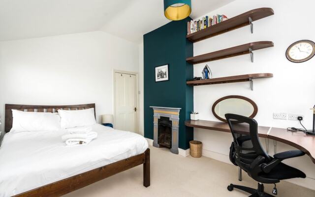 NEW Super 3BD Family Home Stunning London Views