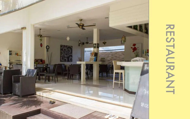 Stylish Condo w. Pool View 2F