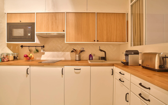 New Stunning 4 Bdrs Apt, With AC – Le Marais