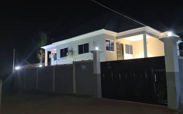 6-bed House in Freetown 5 min Drive From the Beach