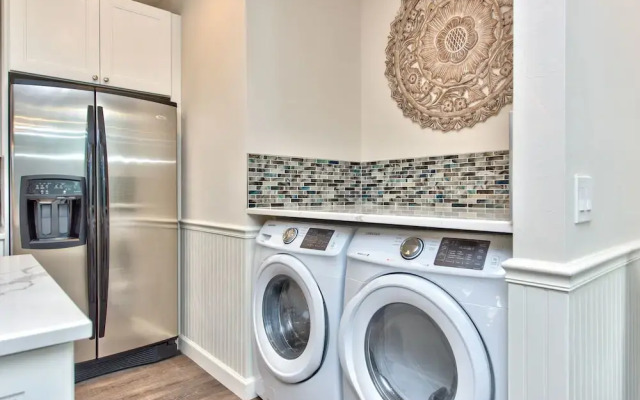 Sardinia Vacation Rental: Delightful Coastal Home near Vanderbilt Beach. Relax in a Private Pool and Spacious 4-BR Retreat with Modern Amenities. Ideal for Families. Minutes from Mercato and Local Attractions
