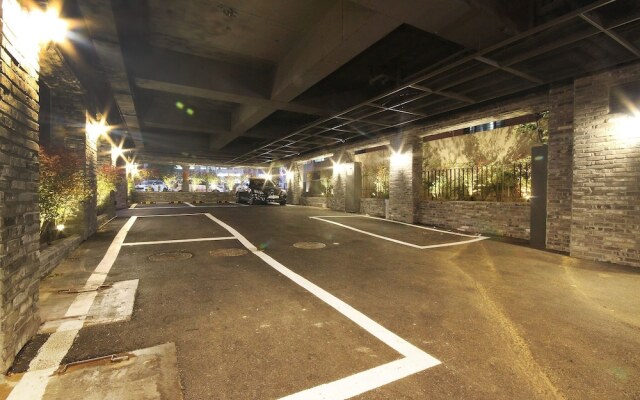 Busan Oncheonjang Mr Brick