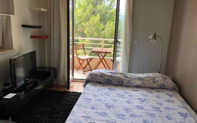 Gorgeous Biserka Apartment near the sea