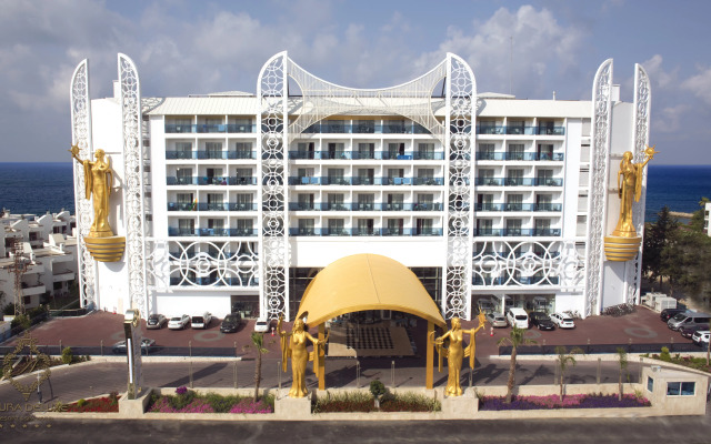 Azura Deluxe Resort & Spa